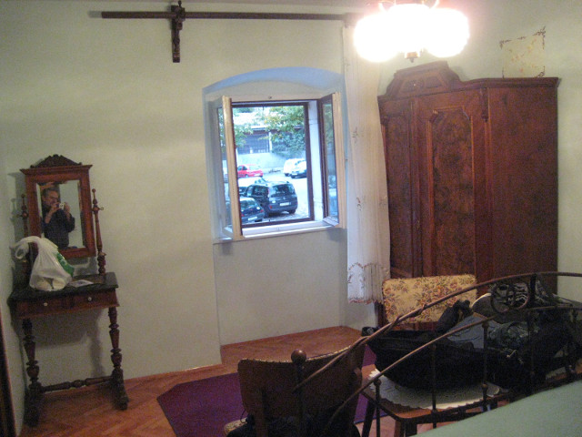 another angle room, facing window