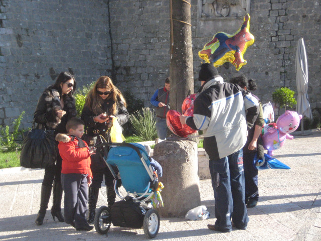 social point family group in plaza