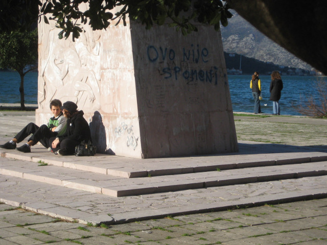 hanging out two couples near a monument by the water