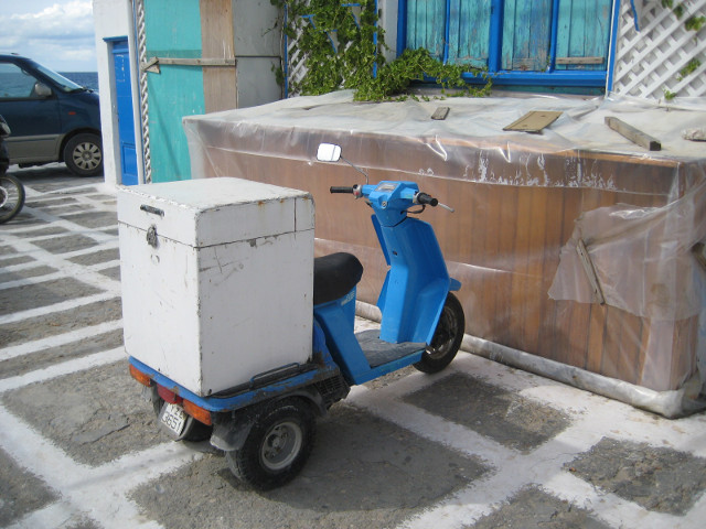 working moped scooter trike with tiny flat-bed