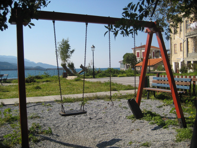Playtime Swingset near sound, one swing broken