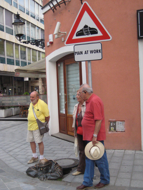 Chumil & Sign defalt alt text