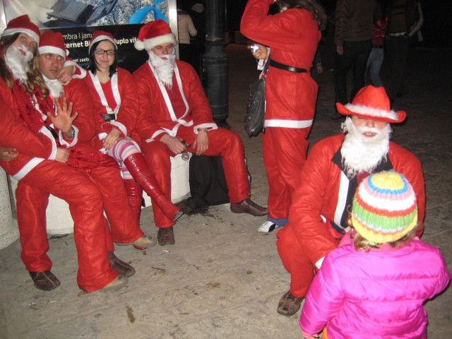 Kid meets Santas young child with 6 Santas