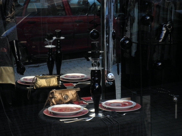 Fancy Shop elegant table settinng in shop window