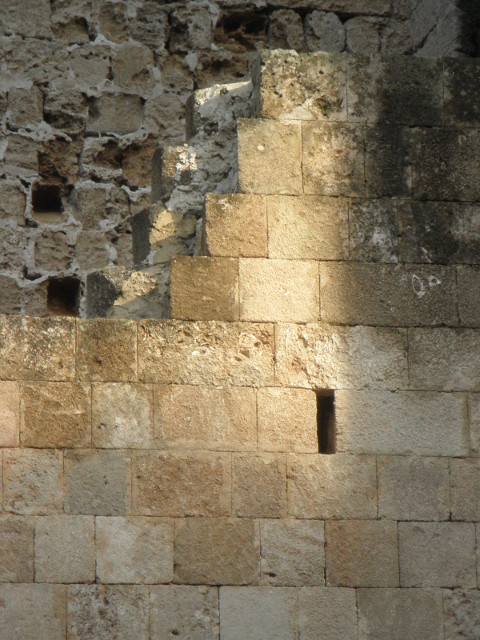 In the Moat wan sun on wall, no sun on wall behind