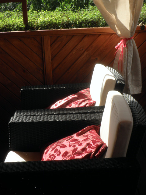 nearby wi-fi caffe sun on terrace chair cushions