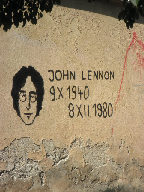 huff said graffito with face: John Lennon / 9.X.1940 / 8.XII.1980